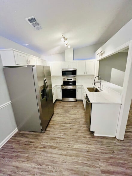 Building Photo - 7801 Cross Tie Dr