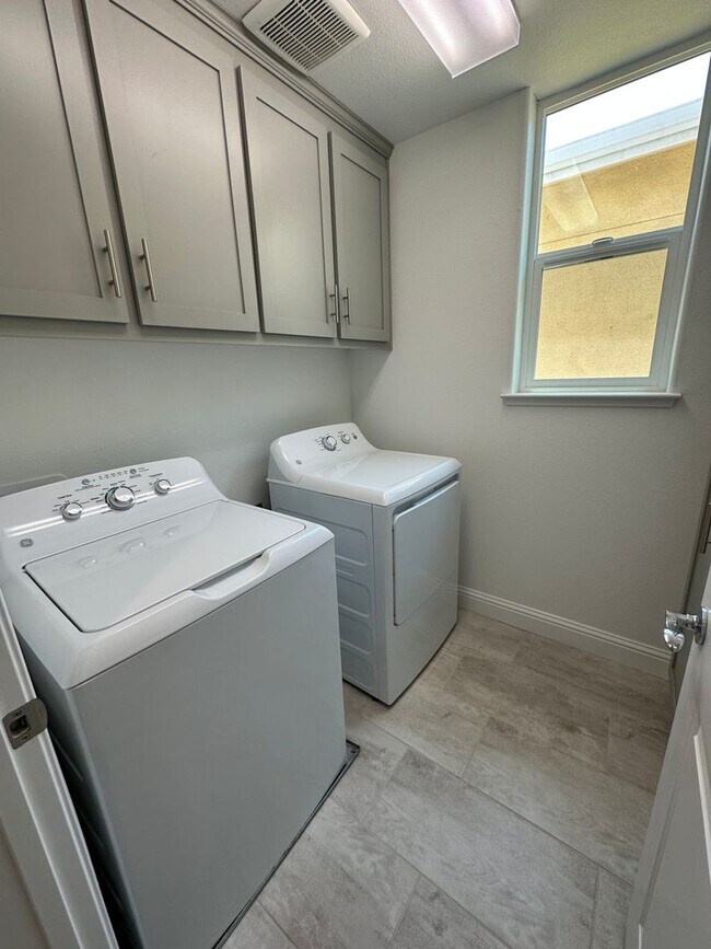 Building Photo - Charming 3 Bed / 2.5 Bath Home with Modern Upgrades