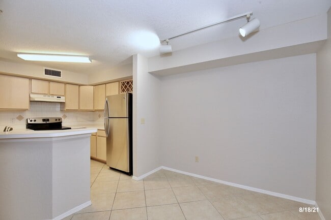 Building Photo - 827 Camargo Way
