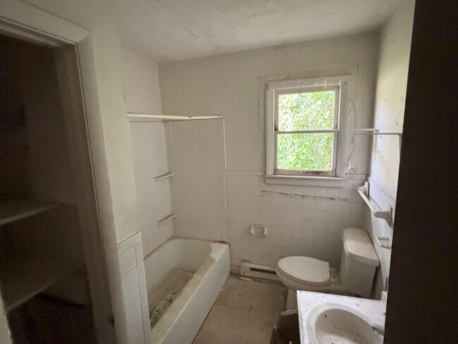 Building Photo - 511 Bud Ave