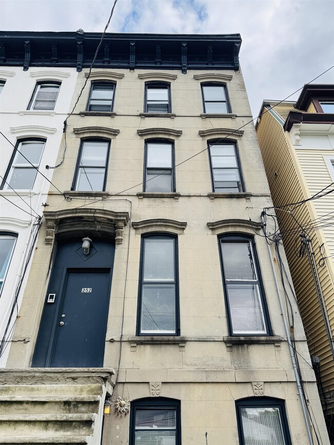 Building Photo - 252 Suydam Ave