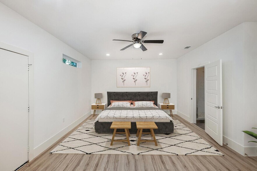 Building Photo - Modern Munger Place townhome with city sky...