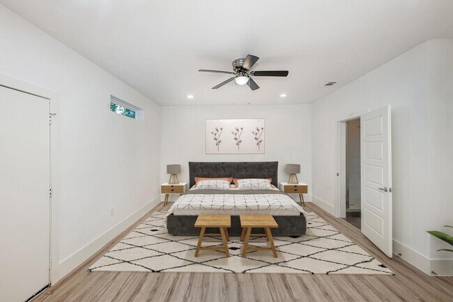 Building Photo - Modern Munger Place townhome with city skyline views