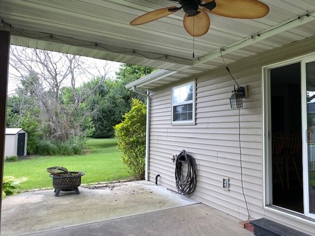 Building Photo - Three Bedroom Home w/ 2.5 Baths and 2 Car ...