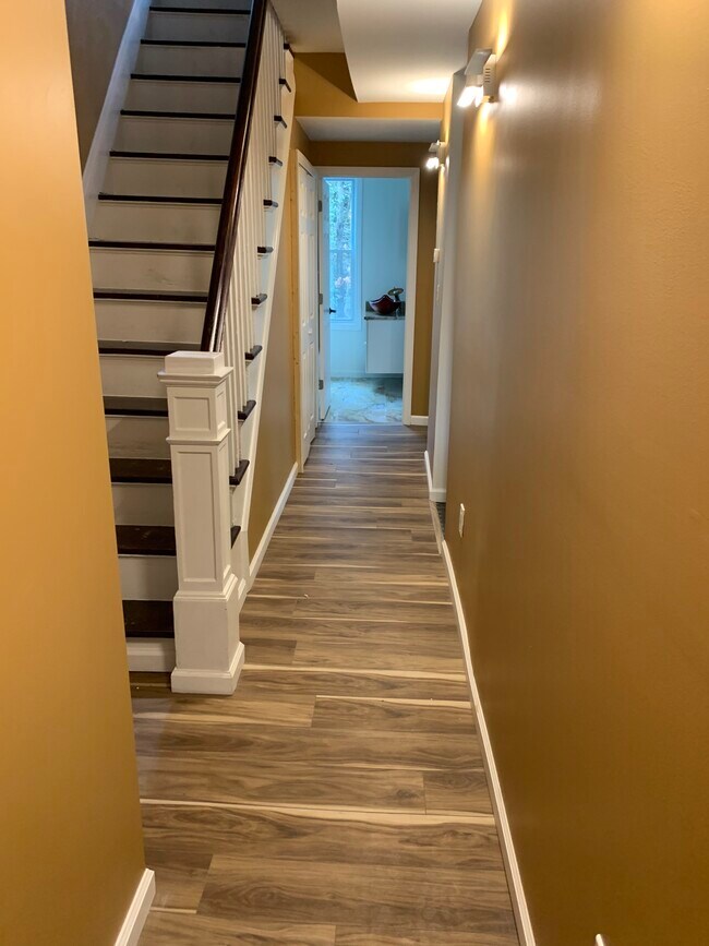 Building Photo - 410 W Maple Ave