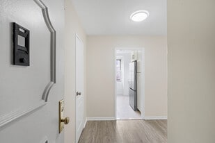 Building Photo - 225 Saint Pauls Ave