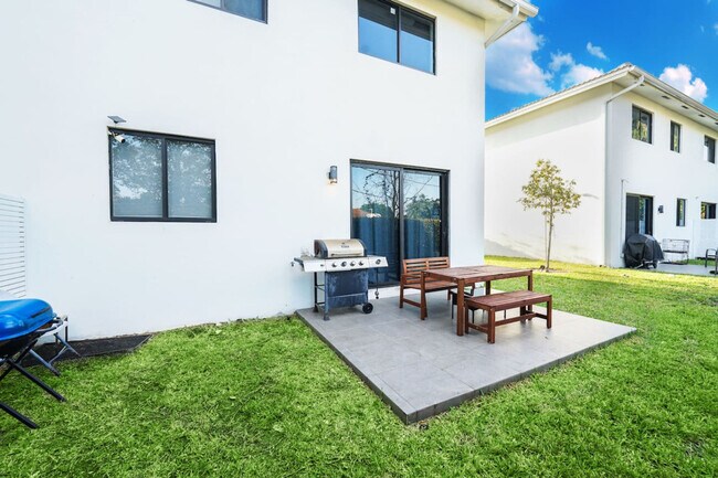 Building Photo - 3246 SW 44th St