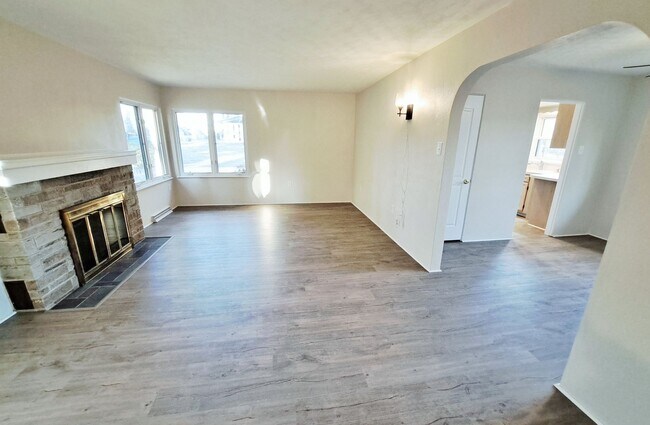 Building Photo - 3 Bed / 1-1/2 Bath Single Family Home w/ 2-Car Garage