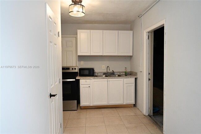 Building Photo - 5941 NW 14th Ct