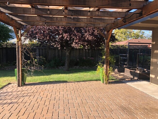 Building Photo - 112 Doris Dr