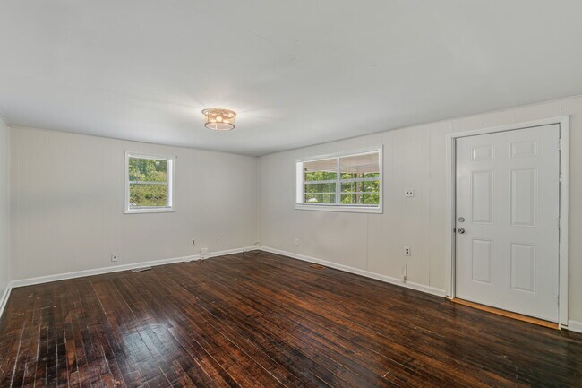 Building Photo - 8624 Walnut Springs Ln