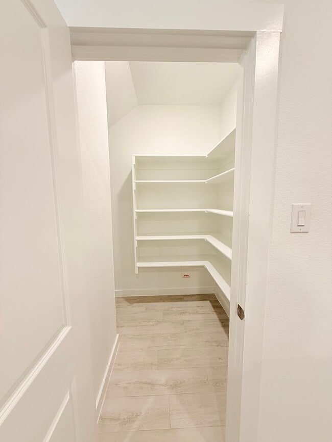 Building Photo - AVAILABLE NOW -Stunning 3-Bedroom Townhome Overlooking Greenbelt in Plano ISD 600 Collier Drive