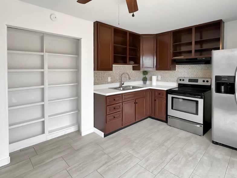 Building Photo - 877 Donegal Dr W