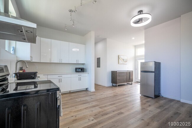 Building Photo - West Side Paradise – Stunning Fully Furnished 3-Bed, 2-Bath Upstairs Unit