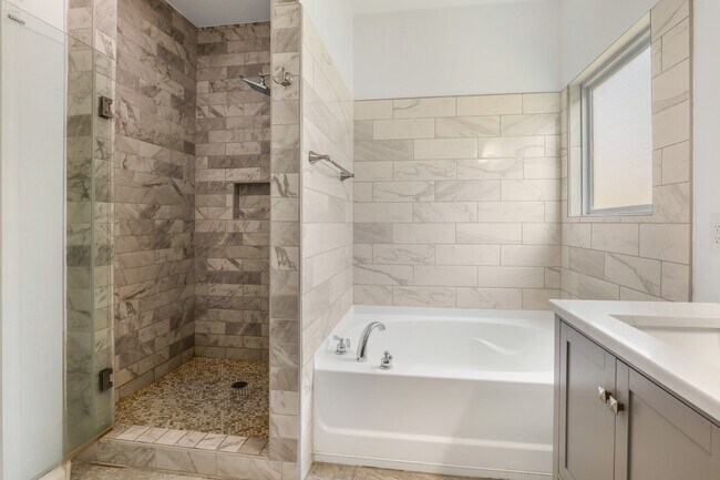 Building Photo - 4208 Longfellow Dr