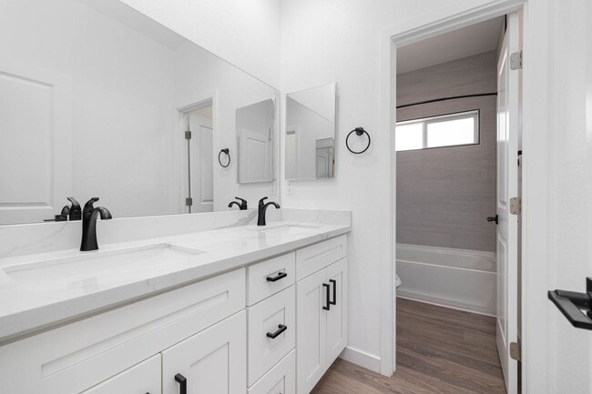 Building Photo - 4bd/2ba home with AC, off street parking and private yard!