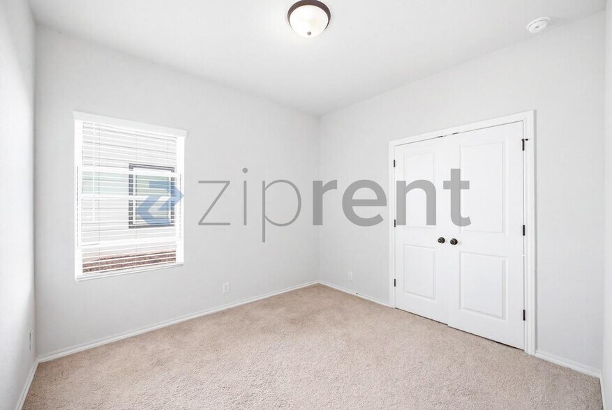 Building Photo - Unit