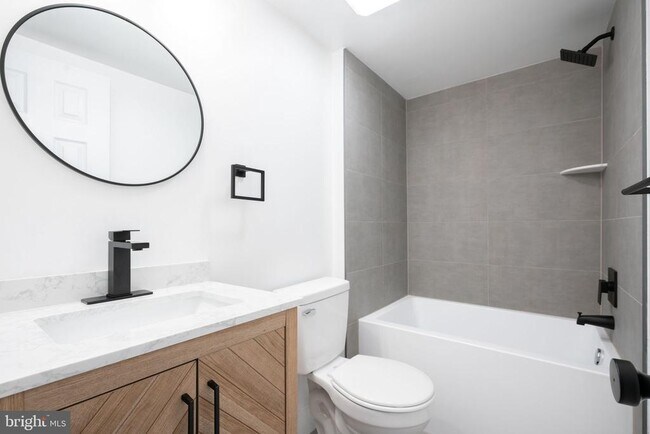 Building Photo - 170 Markle St