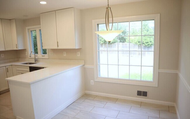 Building Photo - Fabulous Updated 4 Bedroom, 2.5 Bathroom H...