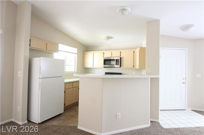 Building Photo - 2 Bedroom Condo w/ 1 CAR GARAGE
