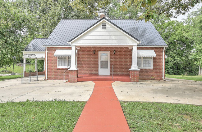 Primary Photo - 401 Hillcrest Dr