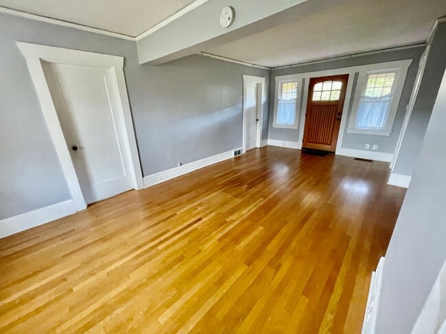Building Photo - Beautiful 3bd/1bath South Tabor Bungalow w...