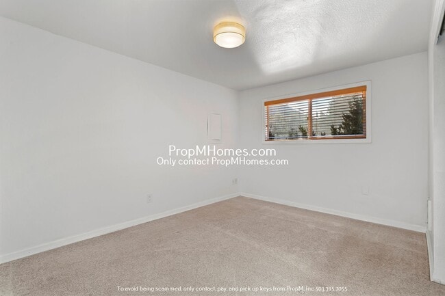 Building Photo - Wonderful Two Bedroom Condo In SE Portland!