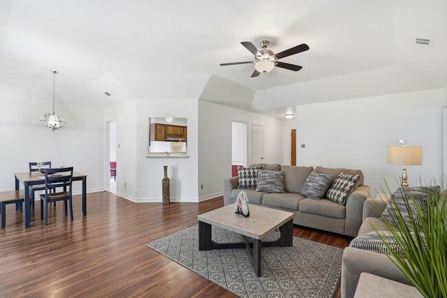 Building Photo - 306 Woodstone Dr