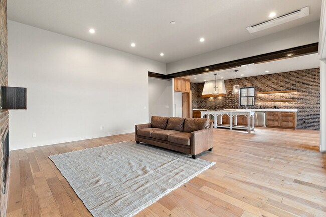 Building Photo - 116 S Carbon Rivet Ave