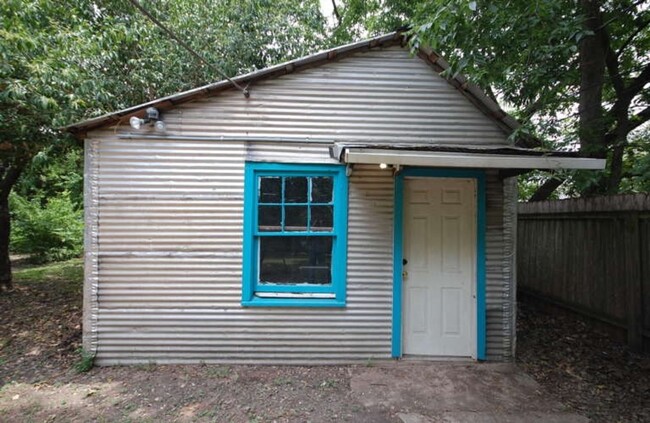 Building Photo - Charming Sycamore Street House