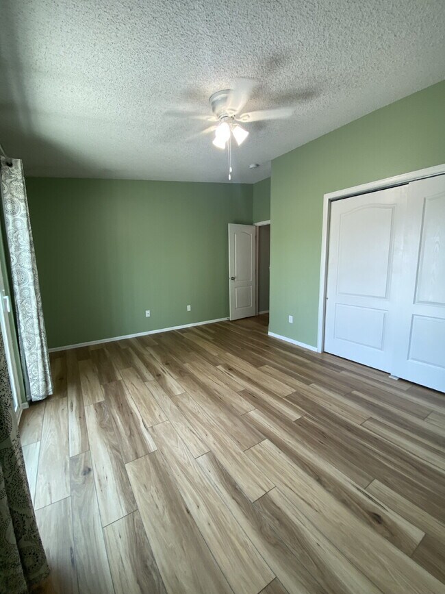 Building Photo - 3 bedroom townhouse - Plumtree