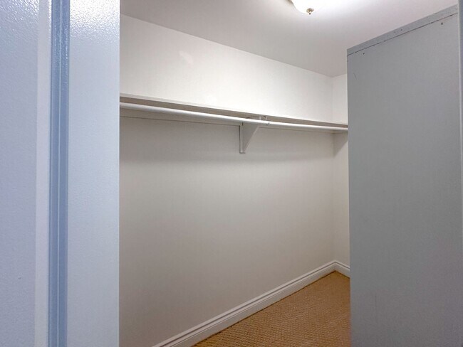 Building Photo - Lakeside Living!