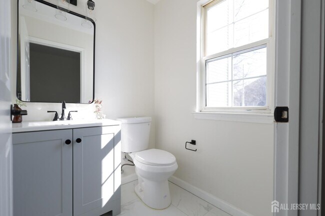 Building Photo - 42 Pennsbury Way