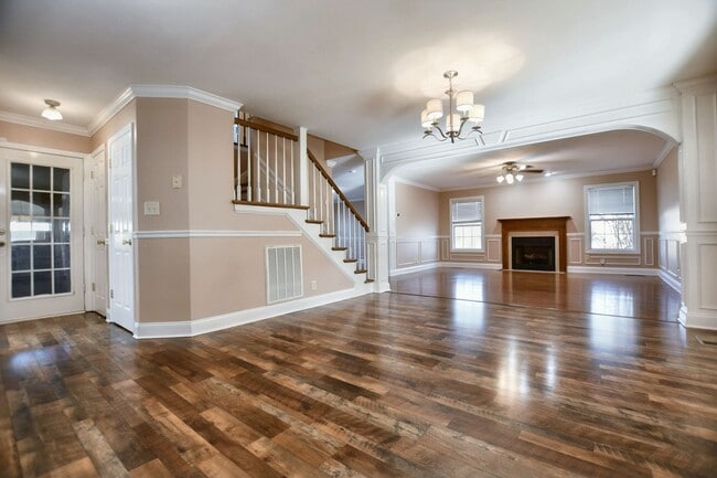 Building Photo - Pet Friendly Three Bedroom with Bonus!