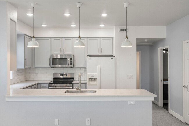 Building Photo - Updated Central Park Condo for Lease