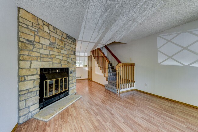 Building Photo - Beautiful 2 bed 2 bath townhome with carport in desirable Hearthwood Neighborhood With Pool!!