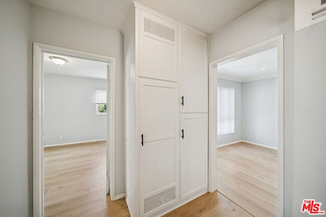 Building Photo - 1270 Havenhurst Dr