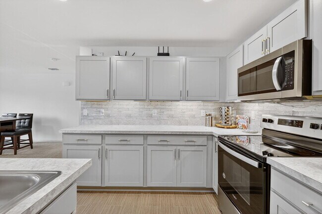 Building Photo - 644 SW Hoffenberg Ave