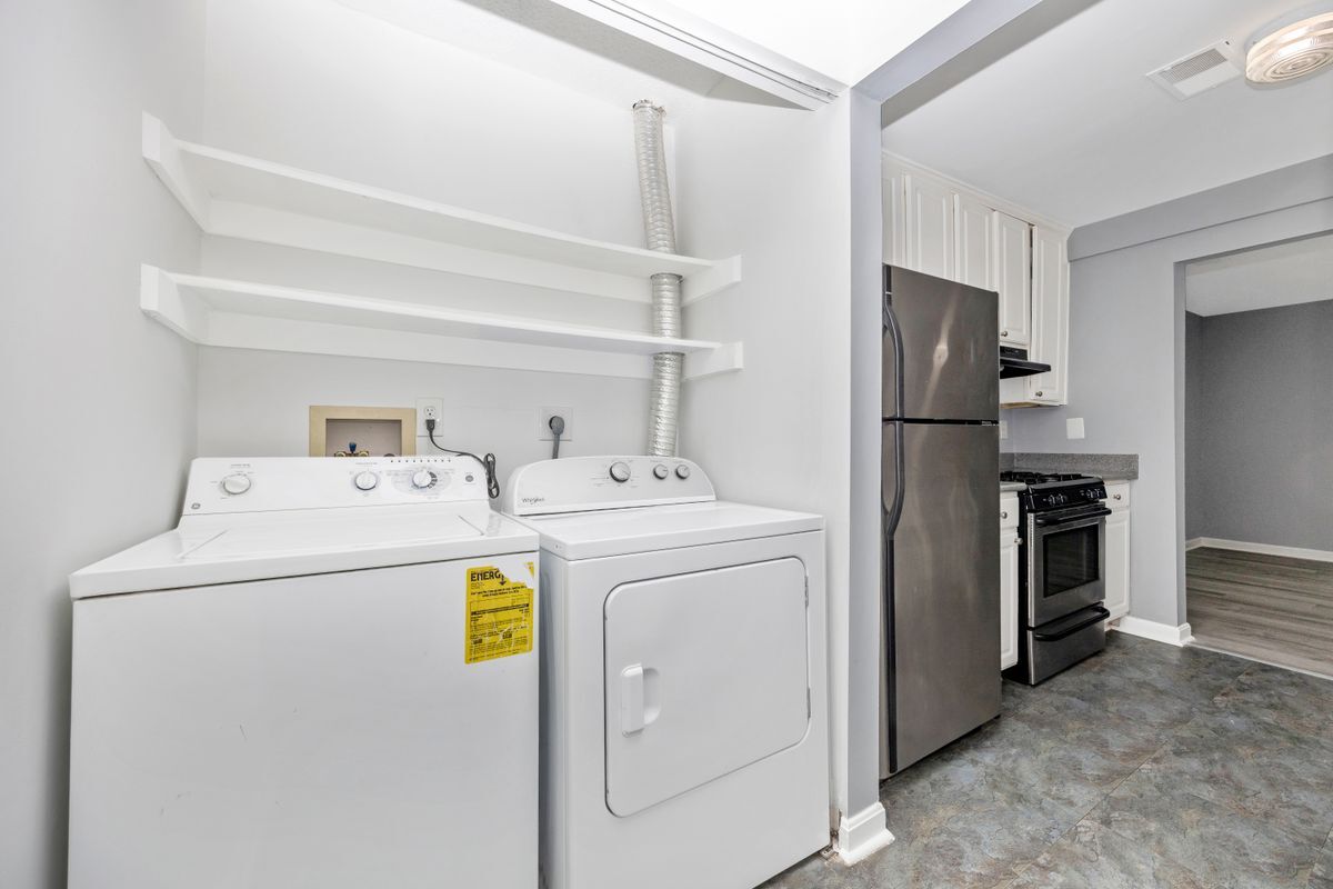 Building Photo - 10001 Vanderbilt Cir