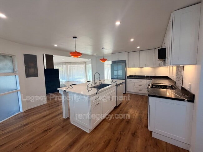 Building Photo - 1249 Davis Ave