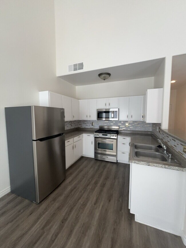 Building Photo - Spacious 3-Bed / 2.5 Bath Oasis: Modern Living in the Heart of Las Vegas!
