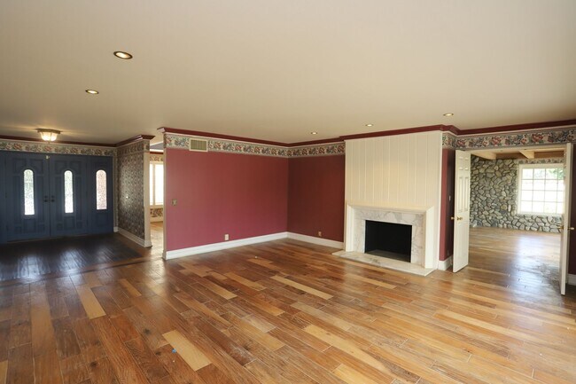 Building Photo - 460 S Bridge View Dr