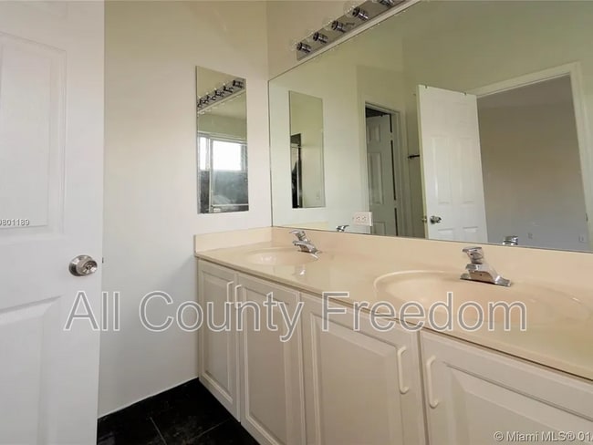 Building Photo - 8331 Vía Serena