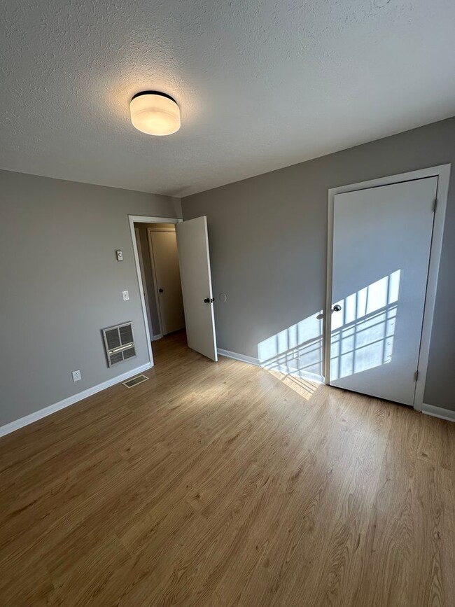 Building Photo - Freshly Renovated 2Bed / 1Bath in Nashville!