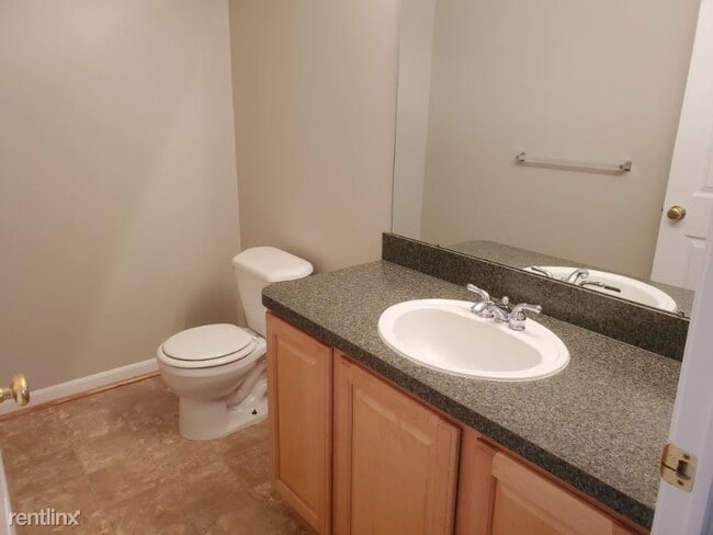 Building Photo - 3 br, 3 bath Condo - 16944 Farmington Rd