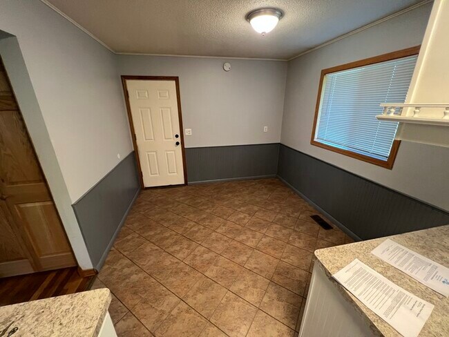 Building Photo - 11828 Monroe Cir NE