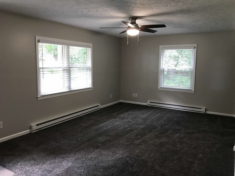 Large living room. - 874 A Pleasant Ridge Rd
