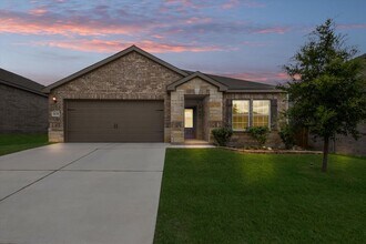 Building Photo - Stunning 4 bedrooms 2 baths single-story h...