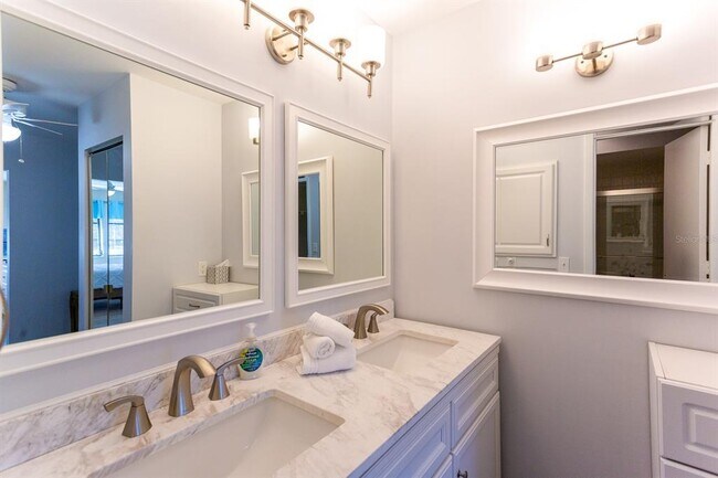 Building Photo - 5630 Golf Pointe Dr