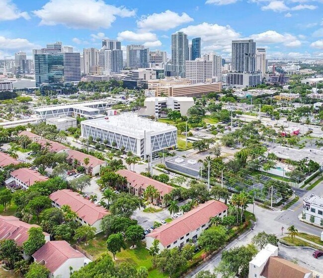 Building Photo - 252 City View Dr